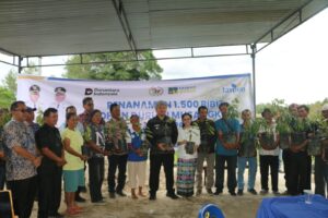 Pemkab Taput Gandeng PT Taspen Salurkan 1.500 Bibit Durian Unggul untuk Petani Parmonangan