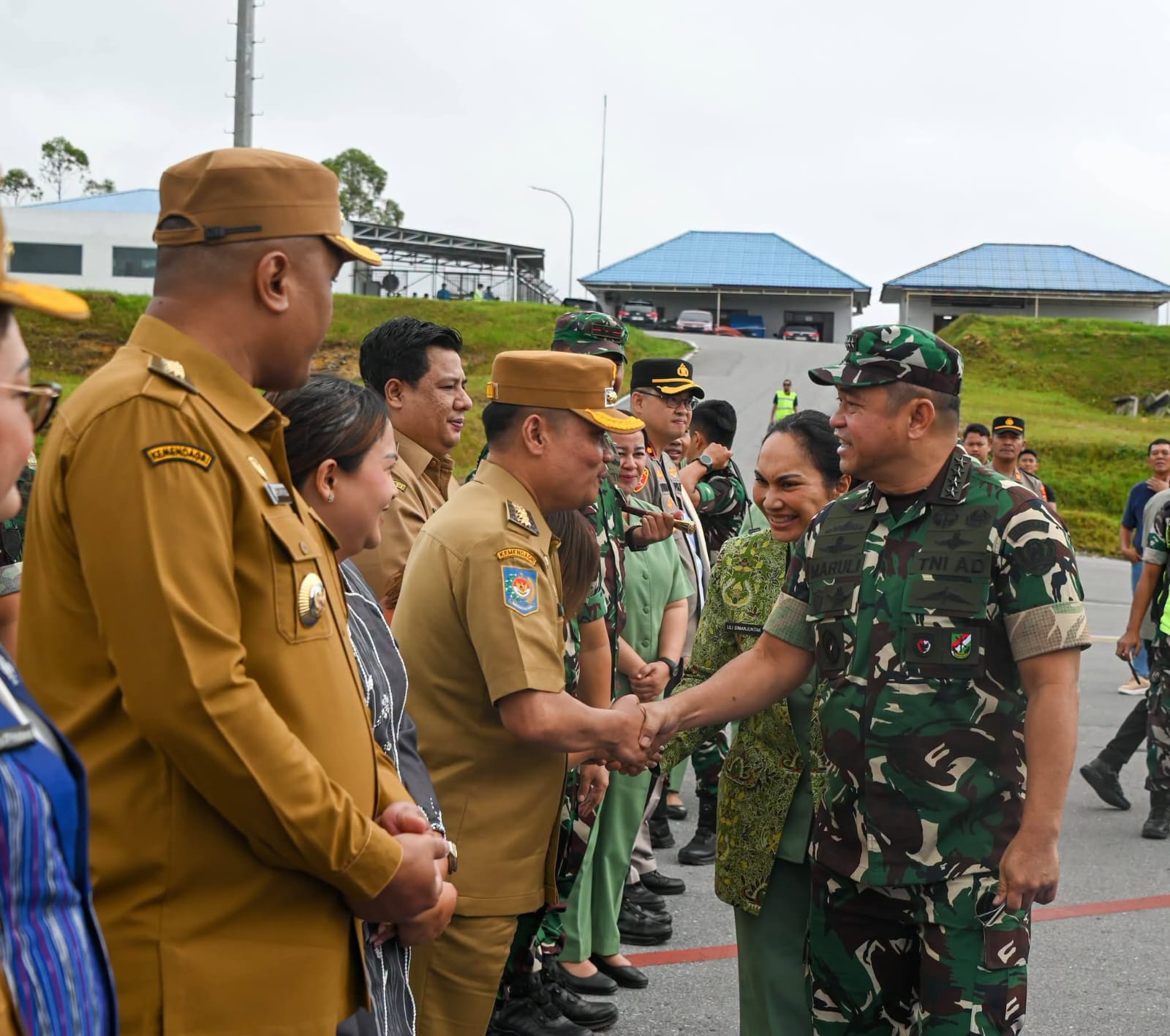 Perkuat Sinergi, Bupati Humbahas Dampingi KASAD Jenderal TNI Maruli Simanjuntak dalam Kunjungan Kerja di Toba