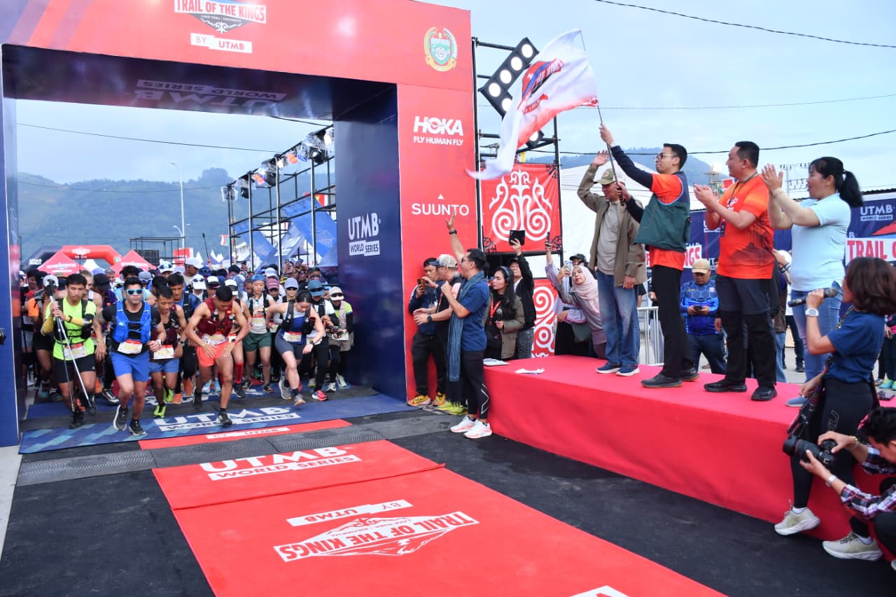 Runner 60K dan 28K Resmi Dilepas, Ratusan Pelari Mancanegara Bersiap Taklukkan Jalur Ekstrem di Samosir