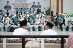 Wali Kota dan Wakil Wali Kota Medan Sambut Hangat Kepulangan Jemaah Haji Kloter 14 Asal Kota Medan