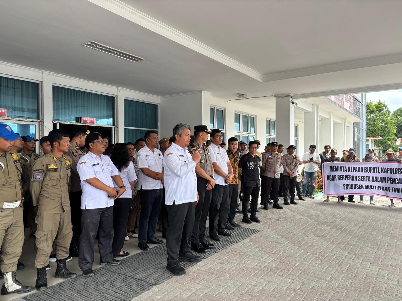 Wabup Taput Fasilitasi Dialog dengan Massa Aksi Terkait Pencairan Dana Supplier MBG