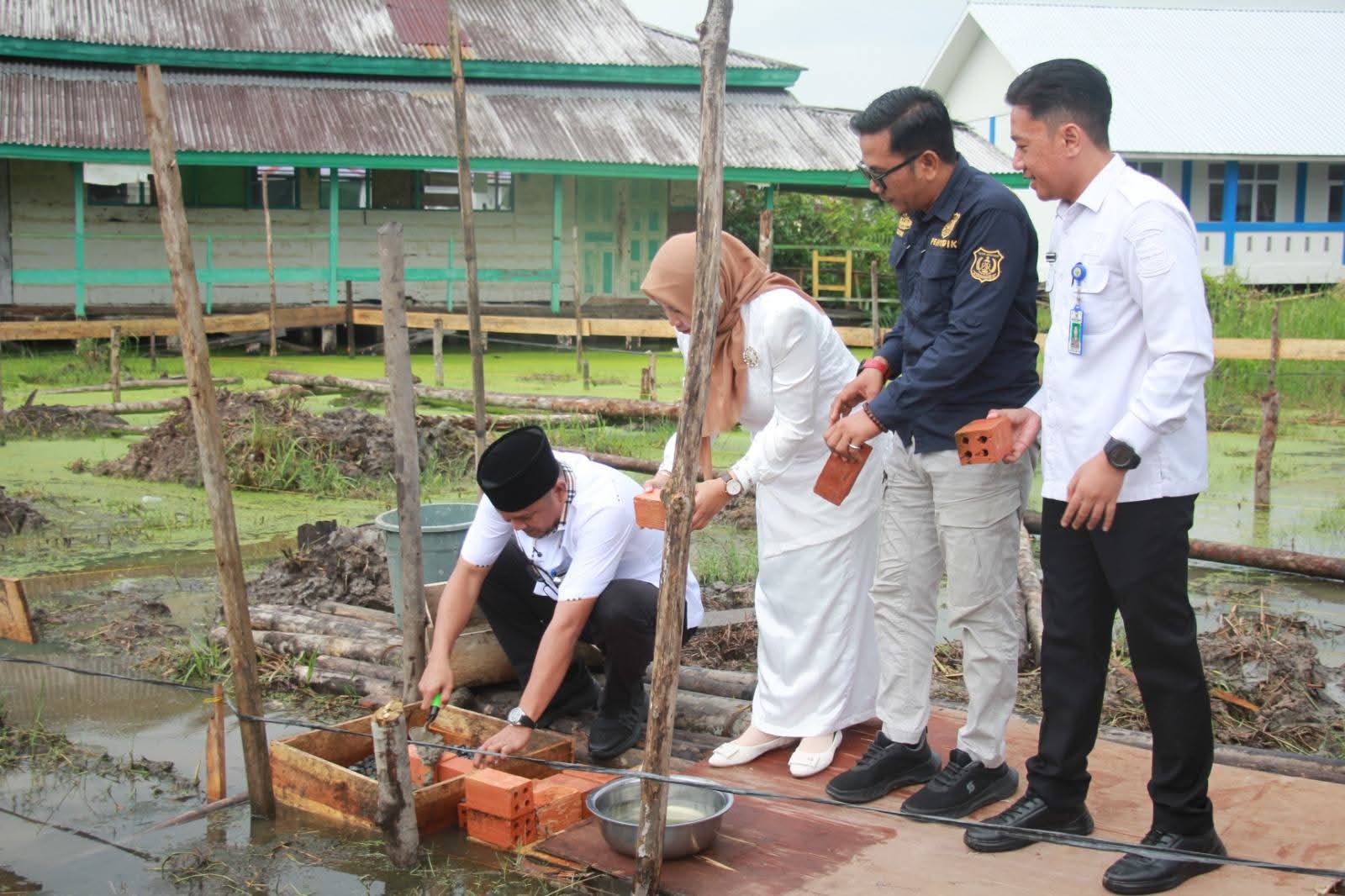 Wakili Bupati, Sekda Hermansyah Letakkan Batu Pertama Pembangunan Mushola SMKN 1 Tanjab Barat, Perkuat Pendidikan Karakter dan Spiritual Siswa