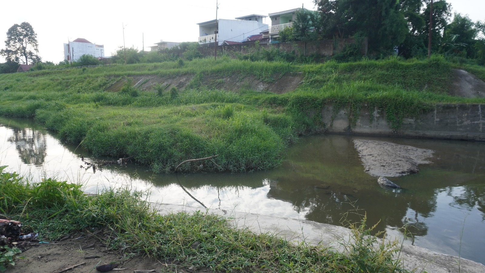 Sedimentasi Hilir Kanal Medan Disorot Warga