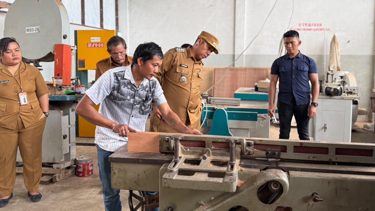 Bupati Taput Dorong Peserta Pelatihan Furnitur BLK Silangkitang Jadi Wirausaha Mandiri