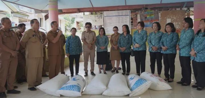 Dukung Ketahanan Pangan, TP PKK Karo Salurkan Bantuan Benih Ikan Lele di Desa Temburun