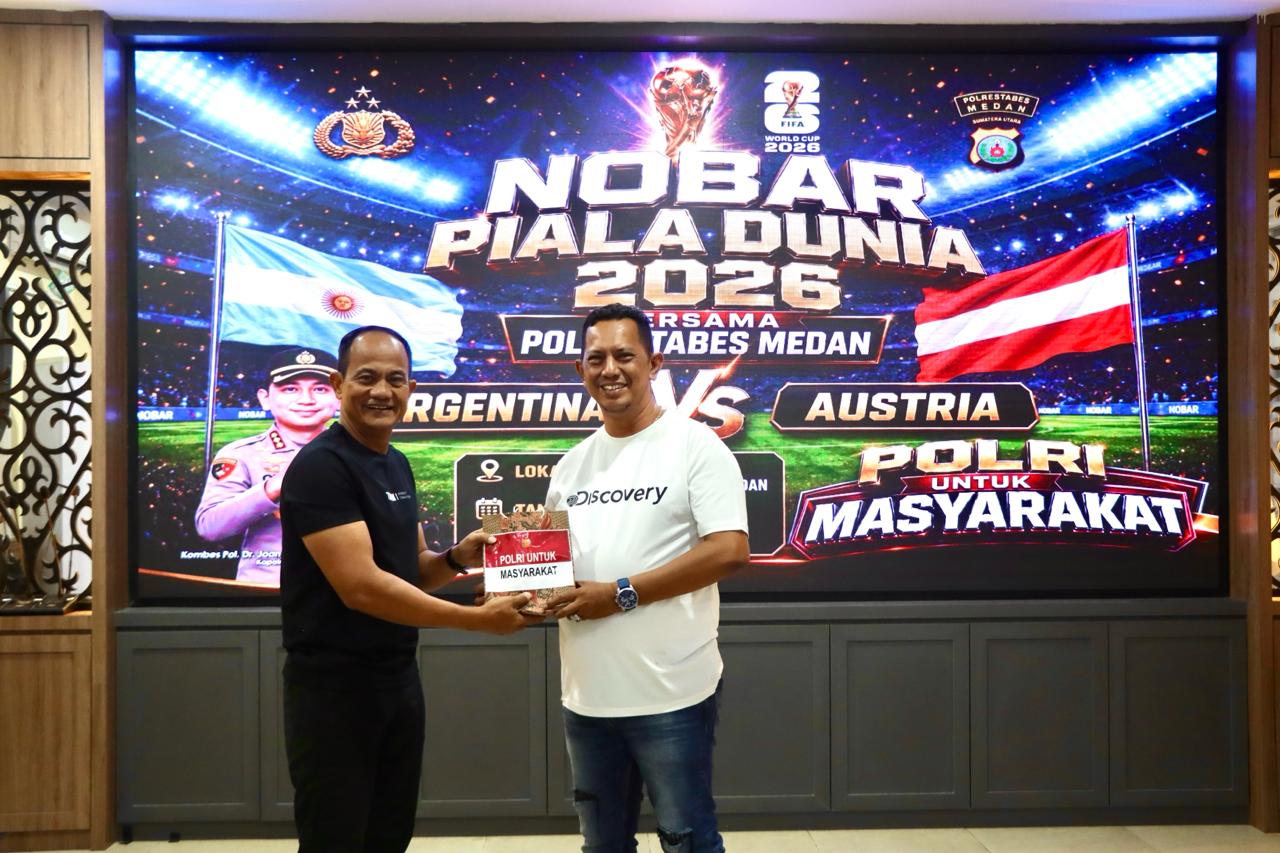 Kapolrestabes Medan Nobar Kick Off Piala Dunia 2026 Bersama Personel dan Masyarakat