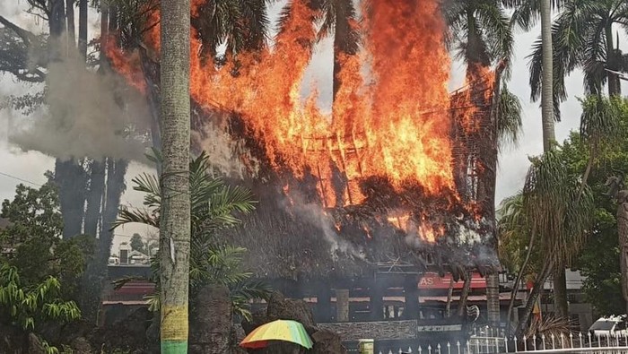 Rumah Adat di Kawasan Monumen Tugu Nasional Sisingamangaraja XII Medan Hangus Terbakar, Polisi Lakukan Penyelidikan