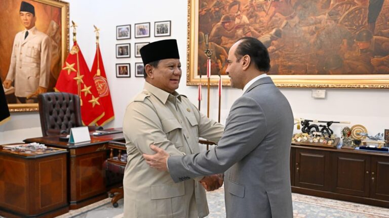 Presiden Republik Indonesia Prabowo Subianto dan Wakil Perdana Menteri sekaligus Menteri Urusan Pertahanan Qatar Sheikh Saoud bin Abdulrahman bin Hassan bin Ali Al Thani saat di Istana Negara. (Foto: Ist/Aktual Online)