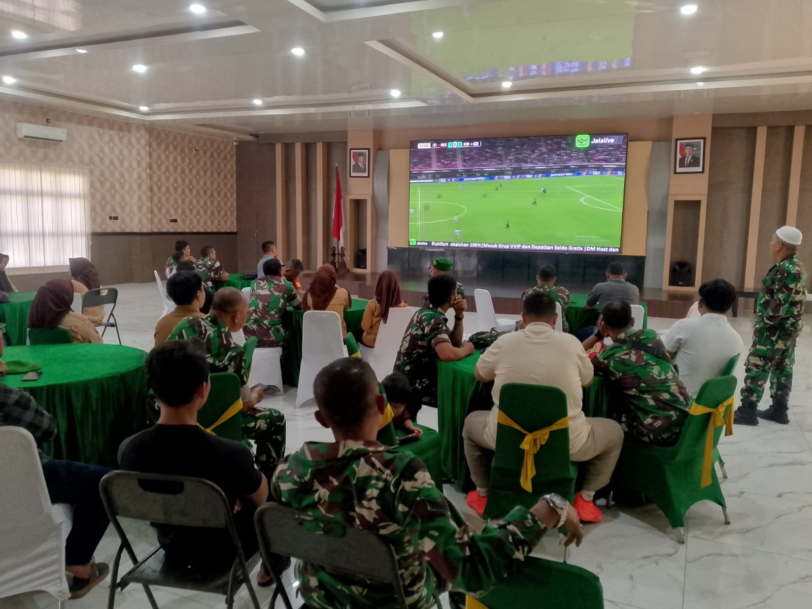 Bangun Silaturrahmi dengan Masyarakat dan Tingkatkan Binter, Kodim 0201/Medan Nobar Piala Dunia