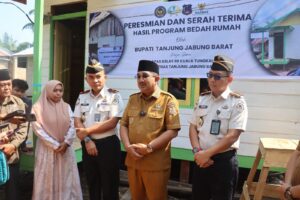 Bupati Anwar Sadat Serahkan Bantuan Bedah Rumah dan Hadiri Panen Raya di Bram Itam