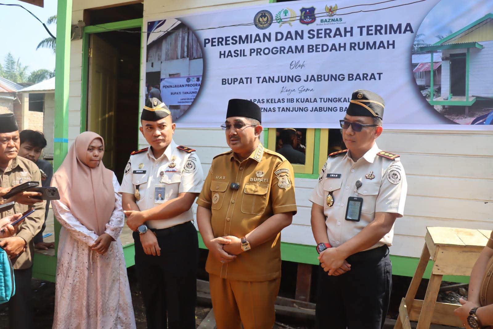 Bupati Anwar Sadat Serahkan Bantuan Bedah Rumah dan Hadiri Panen Raya di Bram Itam