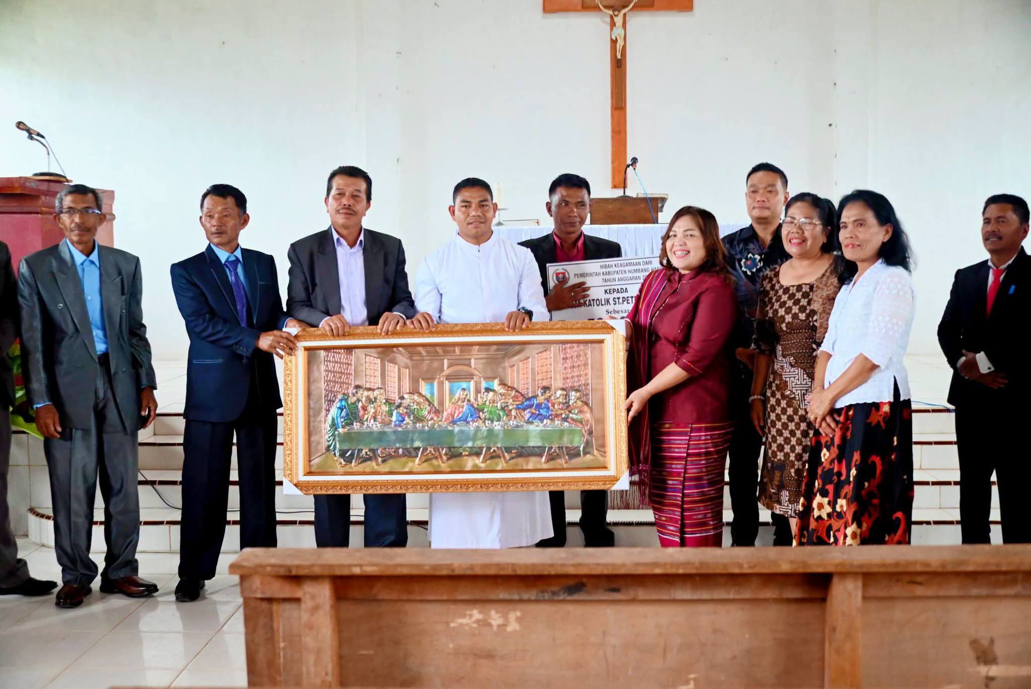 Bupati Humbahas Hadiri Ibadah Minggu dan Serahkan Hibah Keagamaan untuk Gereja Katolik Santo Petrus Pollung