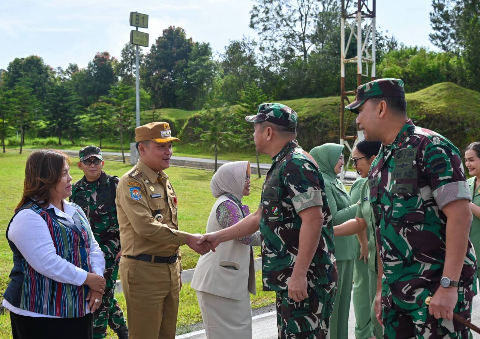 Bupati Humbahas Sambut Kunjungan Kerja Kasad Jenderal TNI Maruli Simanjuntak di Bandara Silangit