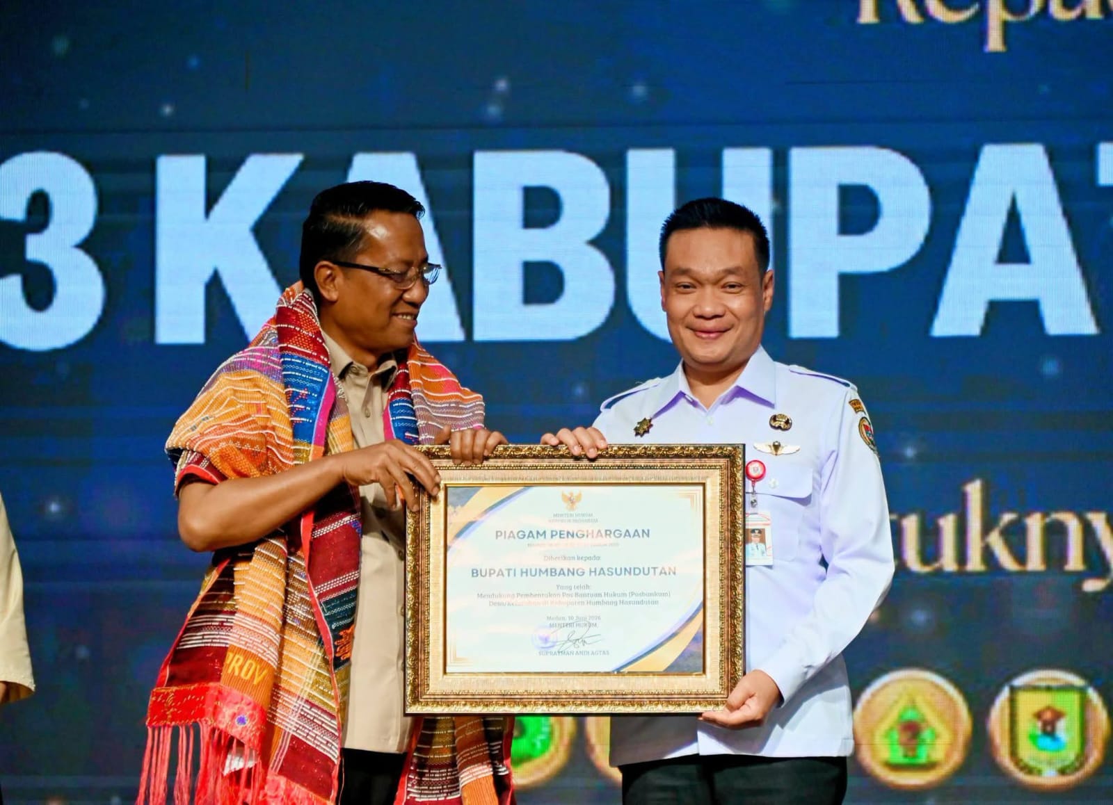 Bupati dan Ketua DPRD Humbahas Hadiri Peresmian Posbankum, Menteri Hukum RI Serahkan Piagam Penghargaan