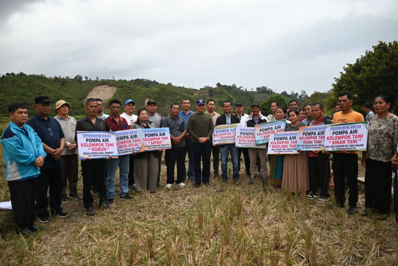 Di Tengah Sawah, Bupati Humbahas Serahkan Bantuan Pompa Air untuk Petani di Onan Ganjang