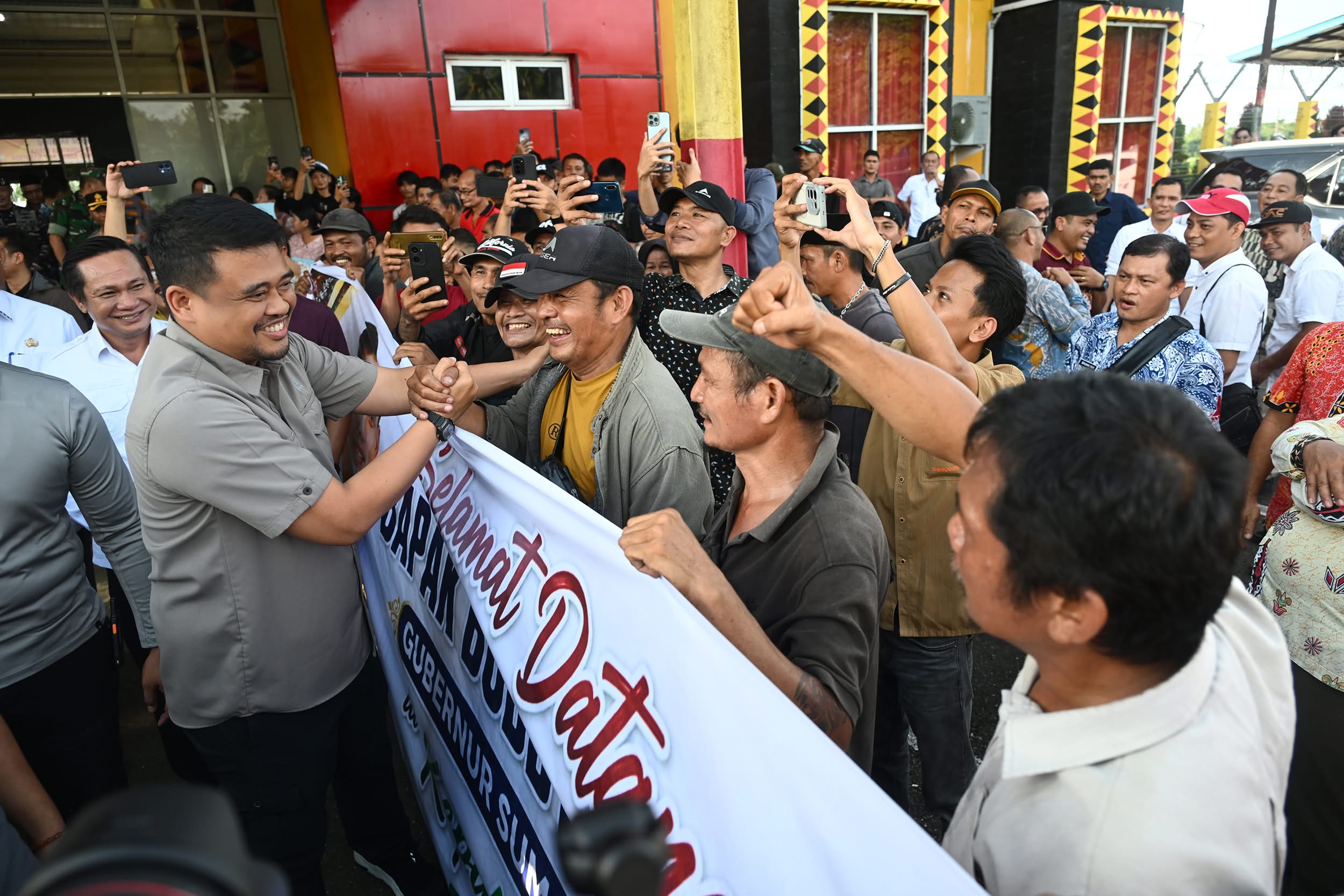 Disambut Hangat Warga di Bandara Binaka, Gubsu Bobby Awali Agenda Berkantor di Kepulauan Nias