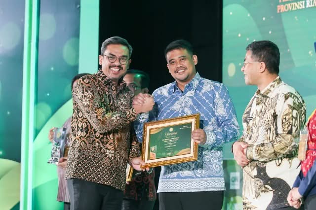 Gubsu Bobby Terima Penghargaan Adinata Syariah, Bukti Sumut Berkontribusi bagi Penguatan Ekonomi Nasional