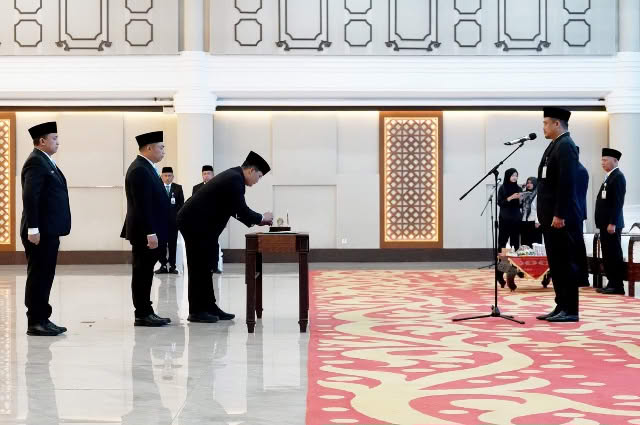 Gubsu Bobby Lantik 8 Pejabat Eselon II, Minta Ciptakan Program yang Dorong Pertumbuhan Ekonomi
