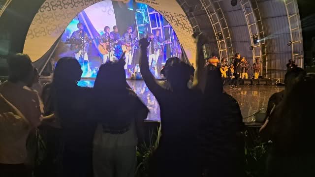 Marsada Band  “Goyang”  Malam Seni Budaya Samosir di PRSU 