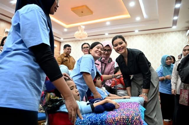 Kahiyang Ayu Serahkan Kursi Roda Adaptif di Simalungun