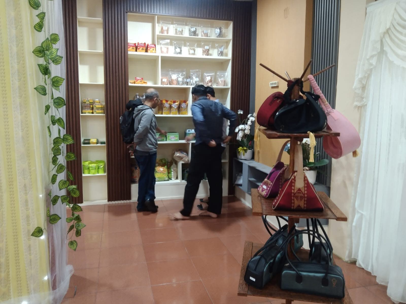 Sepatu Bunut dan Songket Jadi Andalan Paviliun Asahan di PRSU 2026