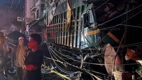 Truk Diduga Rem Blong Picu Kecelakaan Beruntun di Labusel, 2 Tewas dan 13 Orang Terluka