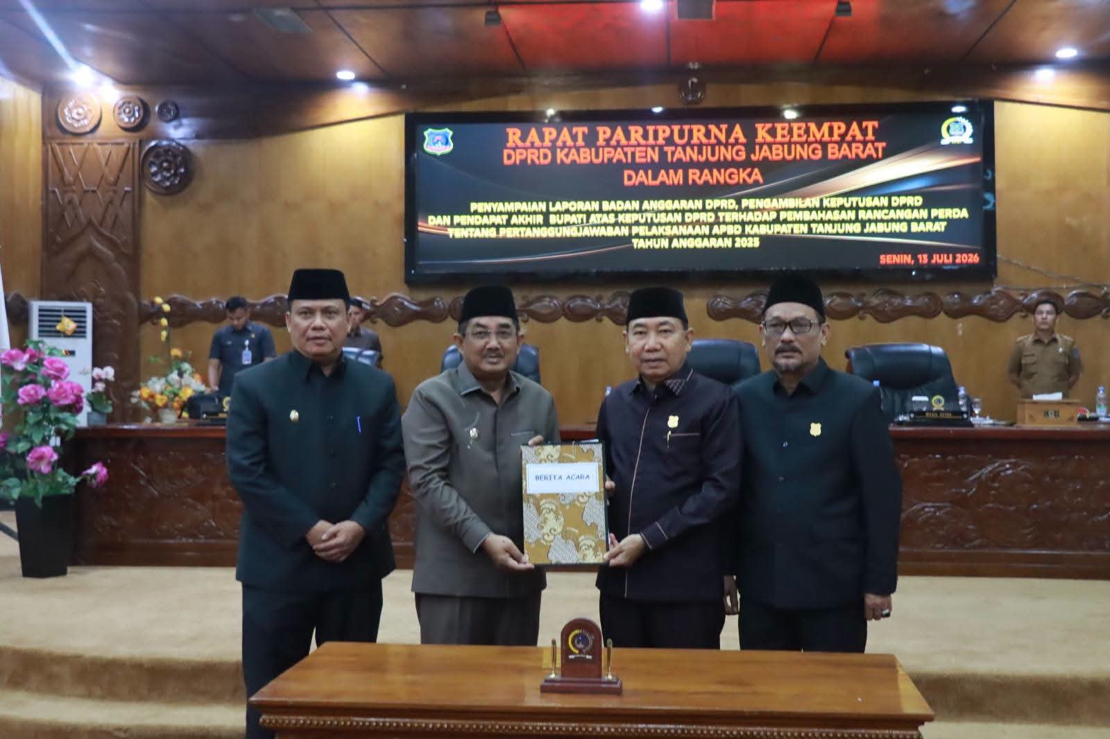 Bupati dan Wakil Bupati Tanjung Jabung Barat Hadiri Rapat Paripurna Keempat DPRD, Ranperda Pertanggungjawaban APBD 2025 Disetujui Bersama