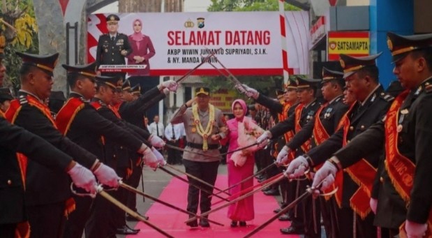 Prosesi Pedang Pora Sambut Kapolres Baru Tulungagung AKBP Wiwin Junianto Supriyadi, S.I.K.