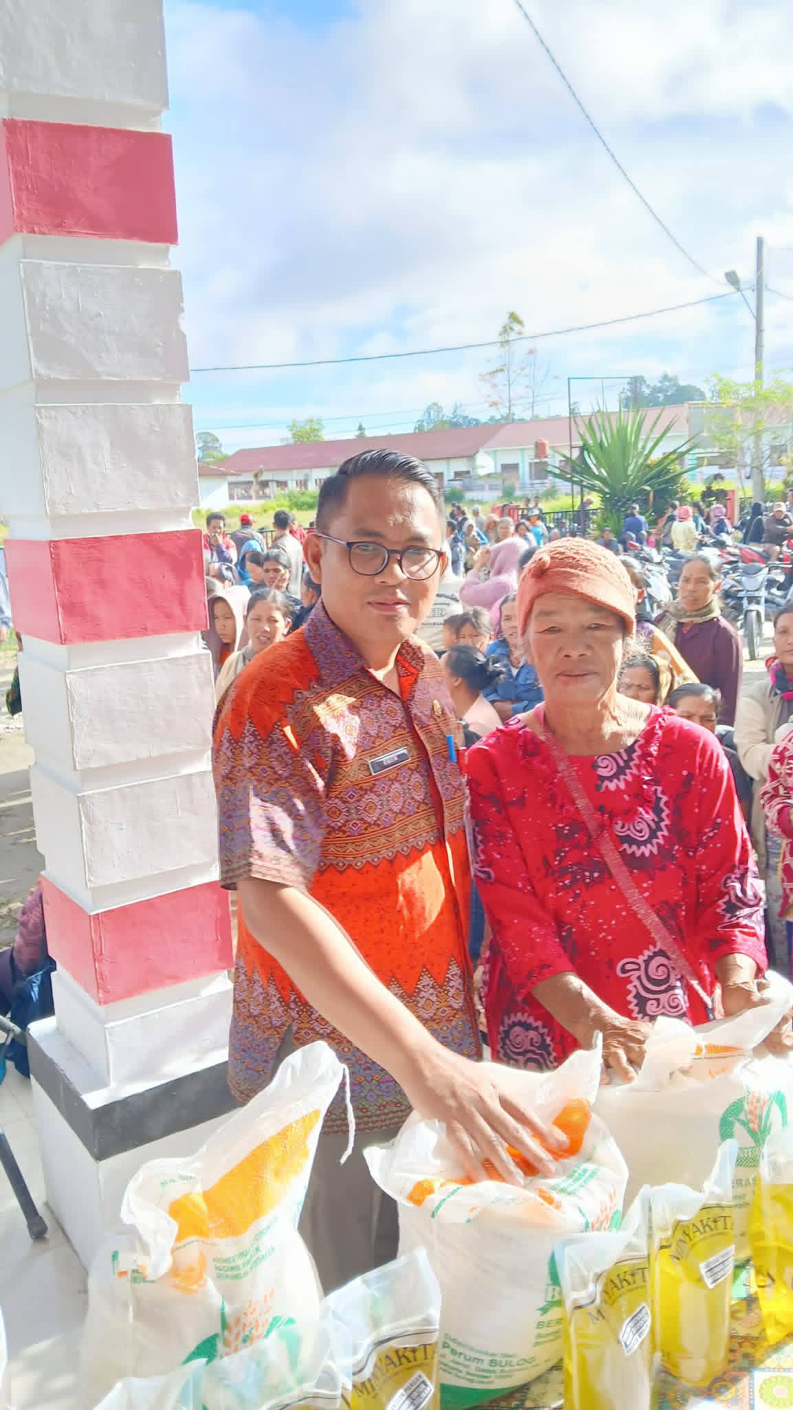 Pemerintah Kecamatan Lintongnihuta Salurkan Cadangan Pangan kepada 3.864 KPM