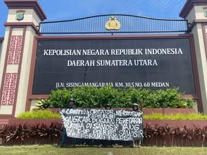 Bentang Spanduk,Gemapedes Soroti Penanganan Kasus Dugaan Penyalahgunaan Narkoba Libatkan Dua Oknum Personel Polres Samosir