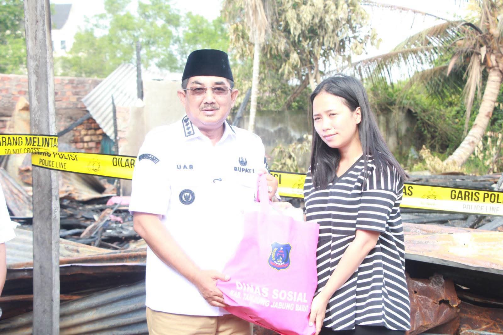 Usai Tinjau TPA, Bupati Anwar Sadat Gerak Cepat Salurkan Bantuan kepada Korban Kebakaran di Sungai Nibung