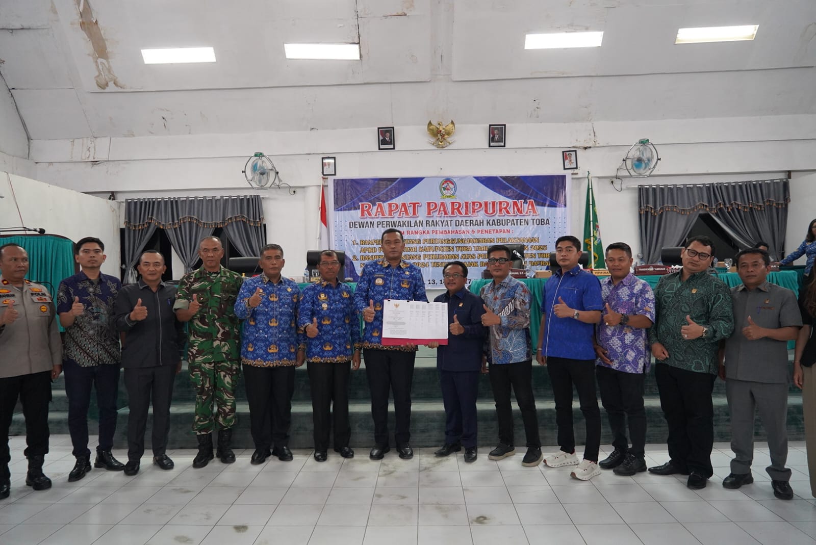 DPRD Toba Sepakati Dua Ranperda Menjadi Perda, Bupati Apresiasi Dukungan Seluruh Fraksi
