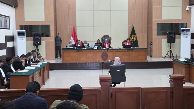 dr Tifa Didakwa atas Dugaan Fitnah dan Pencemaran Nama Baik Jokowi