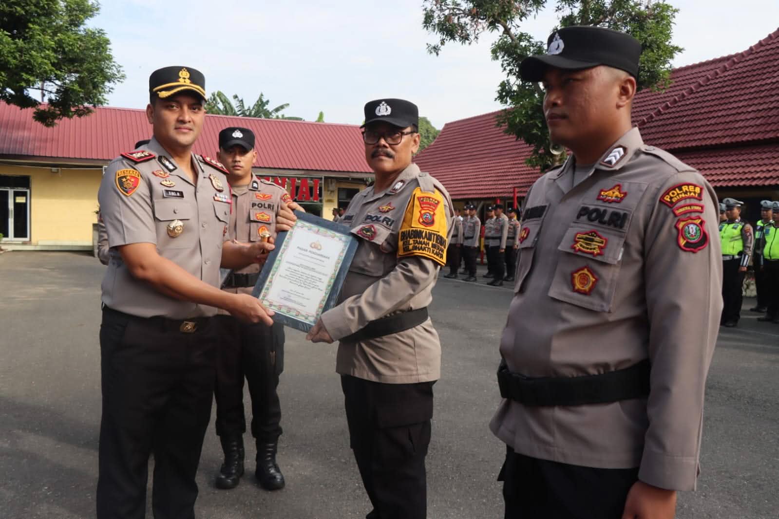Kapolres Binjai Beri Penghargaan dan Apresiasi Personel Berprestasi