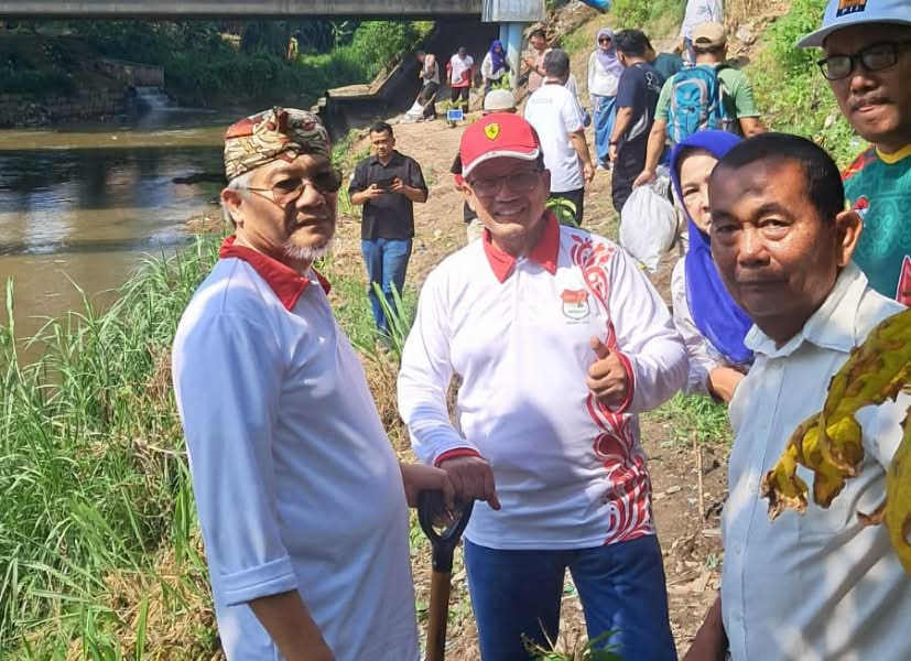 MS Kaban (kiri) saat menghadiri penanaman pohon bersama alumni SMAN 7 Medan. (Foto: Ist/Aktual Online)