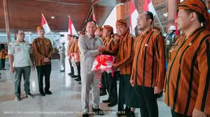 Plt. Bupati Tulungagung Launching Gerakan Nasional Pembagian Bendera Merah Putih