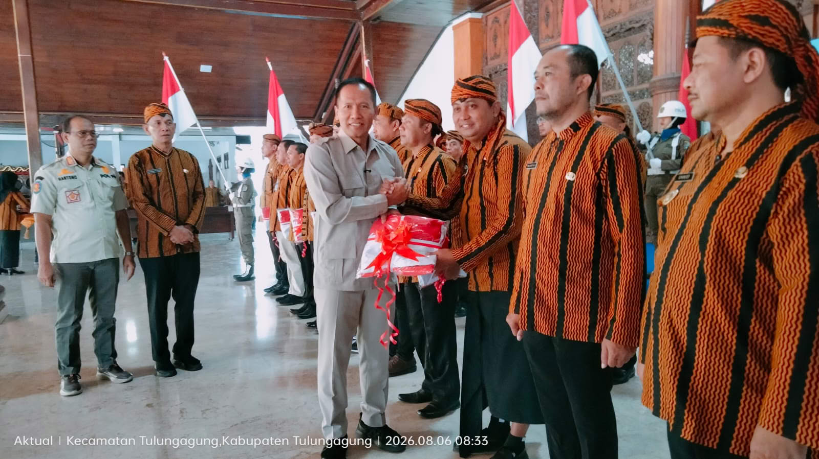 Plt. Bupati Tulungagung Launching Gerakan Nasional Pembagian Bendera Merah Putih