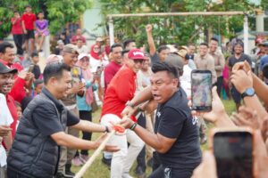Hadir Ditengah Warga, Rico Waas Ikut Lomba Tarik Tambang