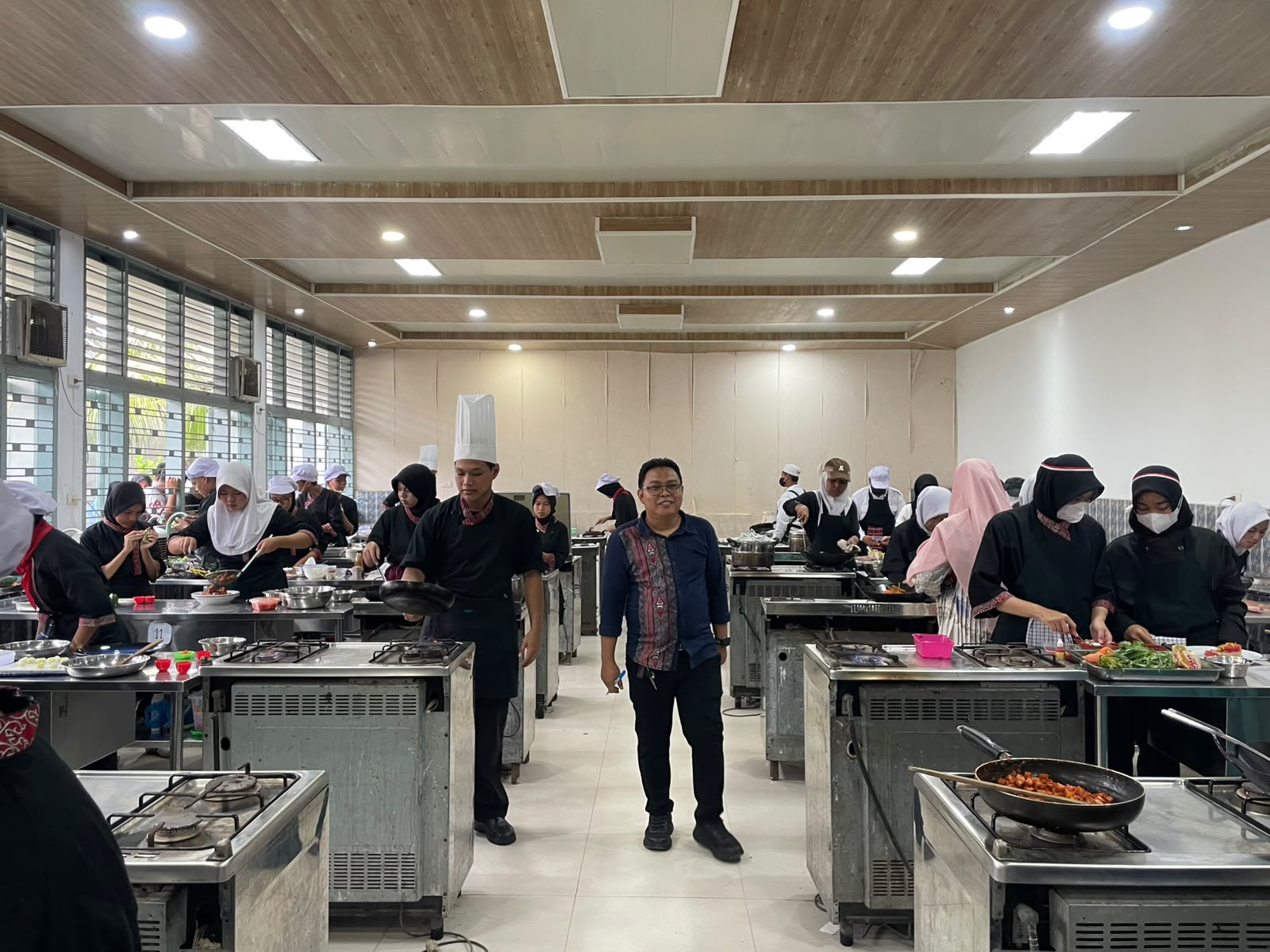 HUT ke-81 RI di SMKN 8 Medan Berlangsung Khidmat dan Meriah