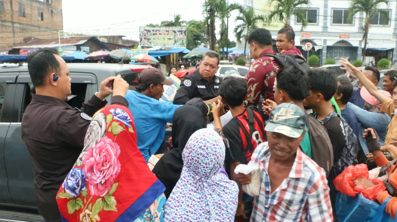 Bid Humas Polda Sumut Berbagi Kasih dengan Sopir, Pengemudi Betor dan Ojol