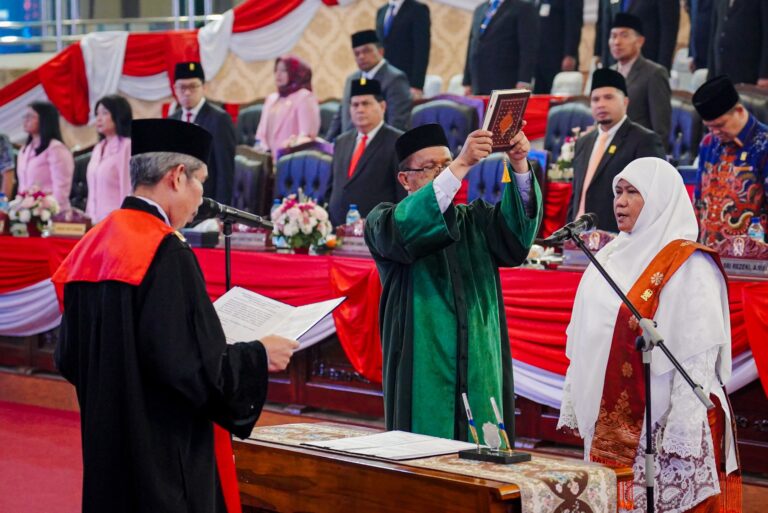 Hj Sri Rezeki, A.Md Disumpah dan Ditetapkan sebagai Wakil Ketua DPRD Medan dalam Sidang Rapat Paripurna