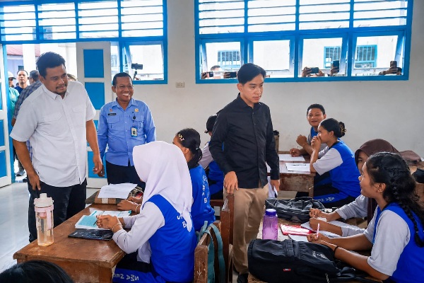 Gubsu Bobby Dampingi Wapres Gibran Serahkan Sertifikat Huntap di Sibolga, Warga Bersyukur Miliki Rumah untuk Ditempati Selamanya