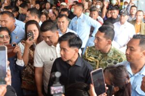 Gubsu Bobby Bersama Wapres Tinjau Siswa Diduga Keracunan MBG di Karo