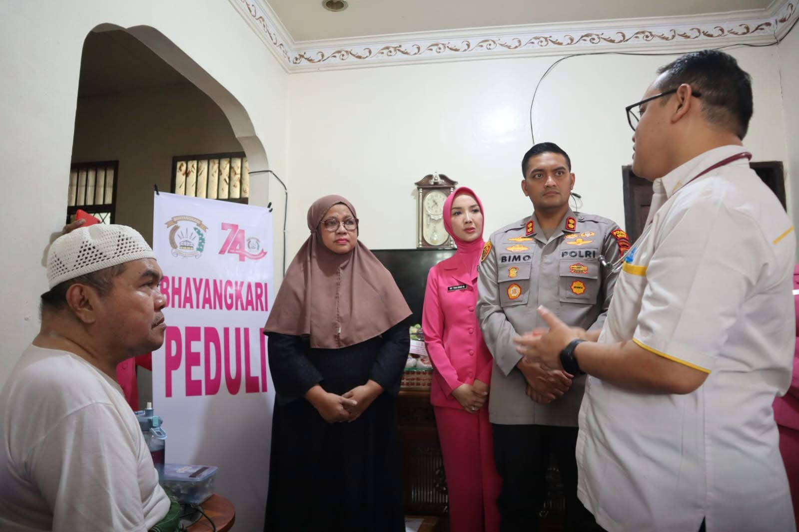 Kapolres Binjai Anjangsana dan Berikan Tali Asih kepada Personel yang Sakit Menahun