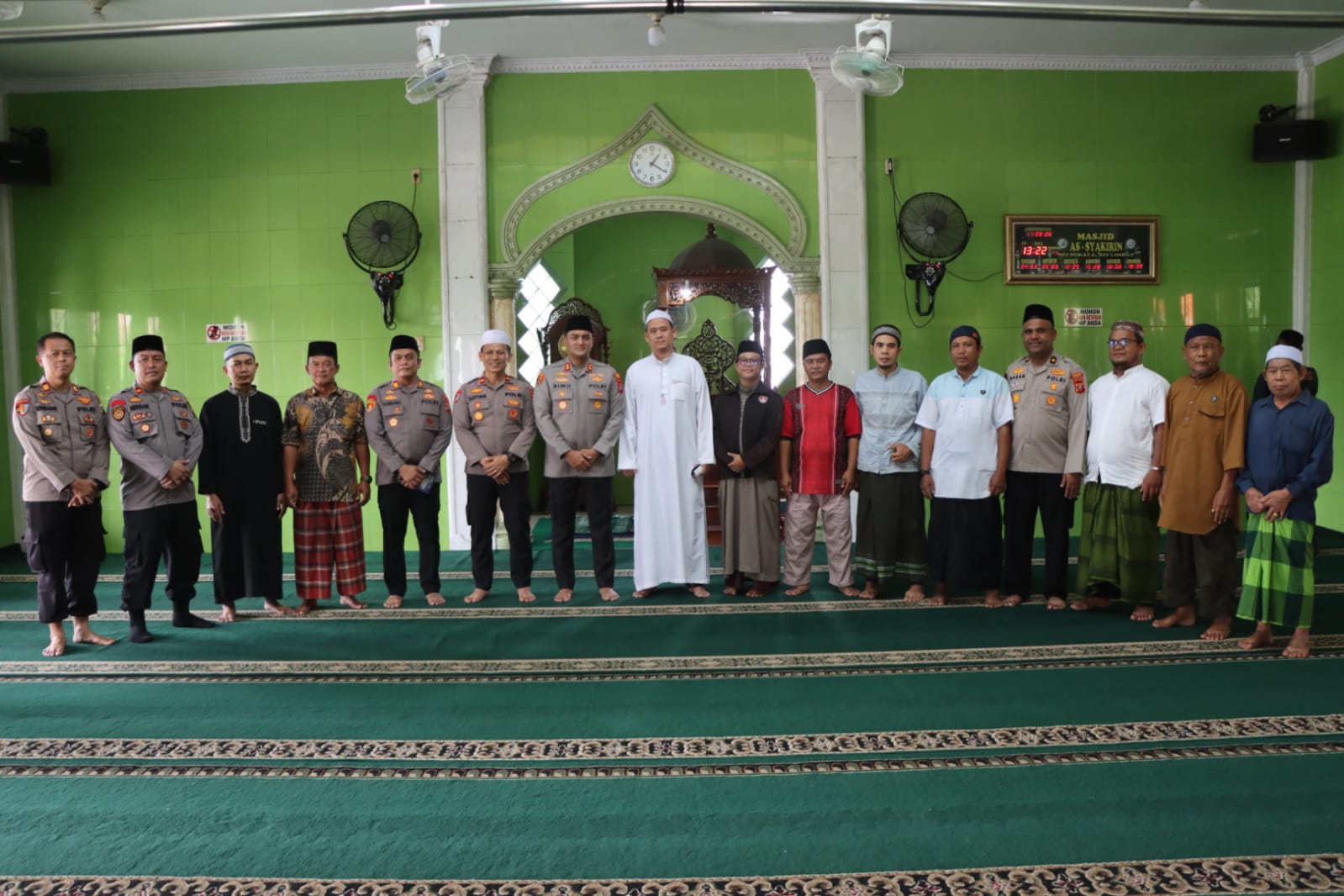Pererat Silaturahmi, Kapolres Binjai Sholat Jumat Berjamaah Bersama Warga di Masjid As-Syakirin