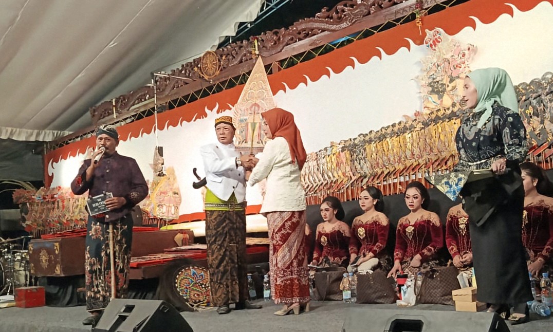Pagelaran Wayang Kulit Meriahkan Tradisi Bersih Desa Pojok