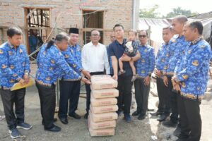 Pemkab Samosir Hadir Ditengah Masyarakat Korban Bencana, Wabup Serahkan Bantuan