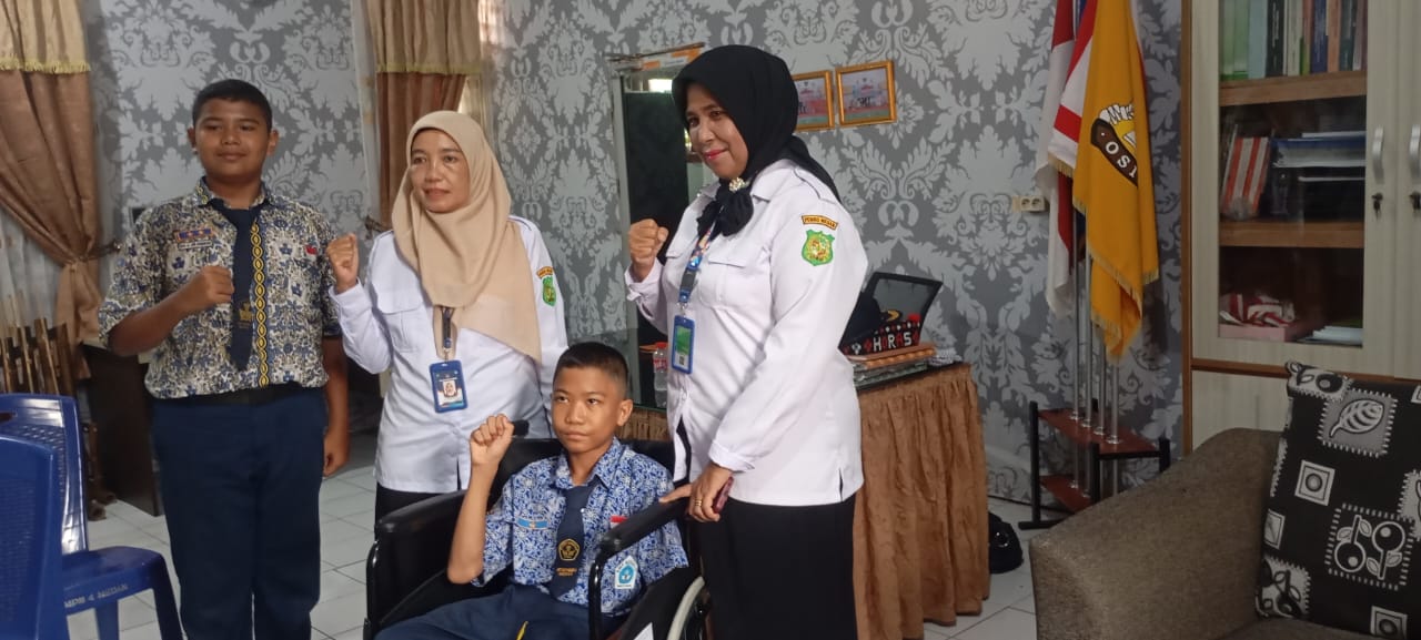 UPT SMP Negeri 4 Medan Serahkan Kursi Roda kepada Siswa Penyandang Disabilitas