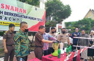 Kejari Bengkalis Musnahkan Barang Bukti Perkara Inkracht, Ada Narkotika hingga Alat Panen Sawit