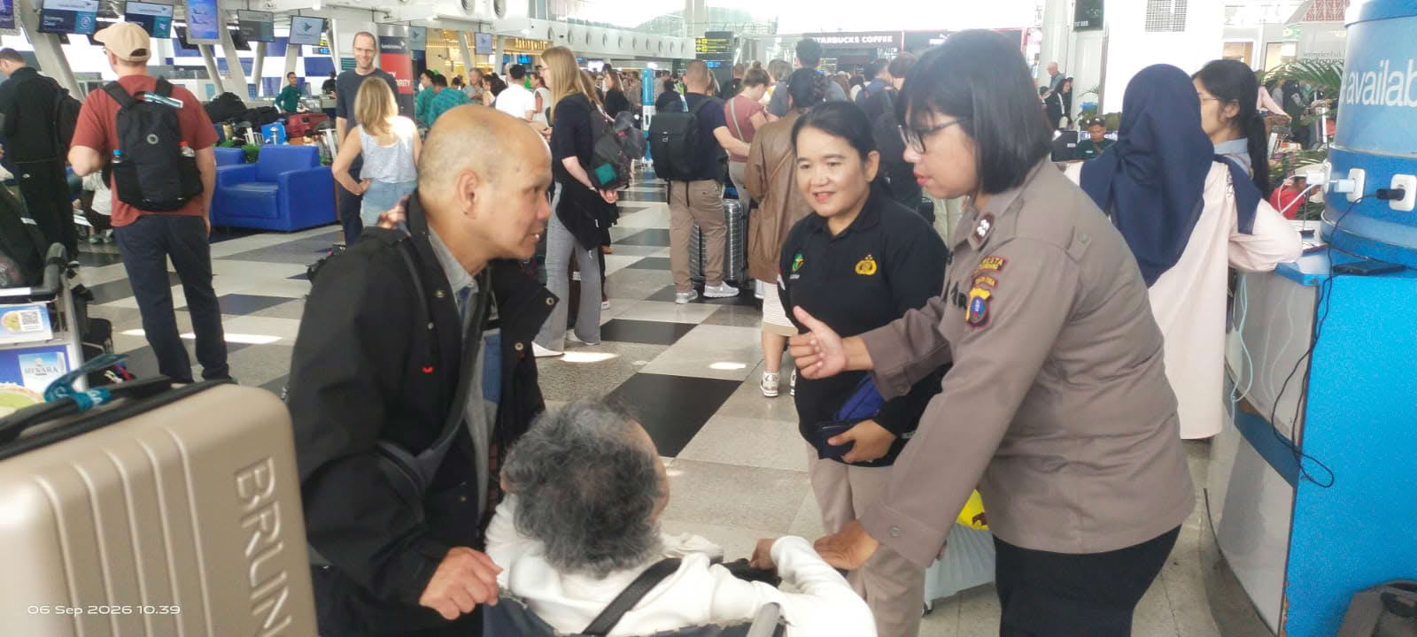 Polda Sumut Beri Layanan Kesehatan bagi Penumpang Terdampak Pembatalan Penerbangan di Kualanamu